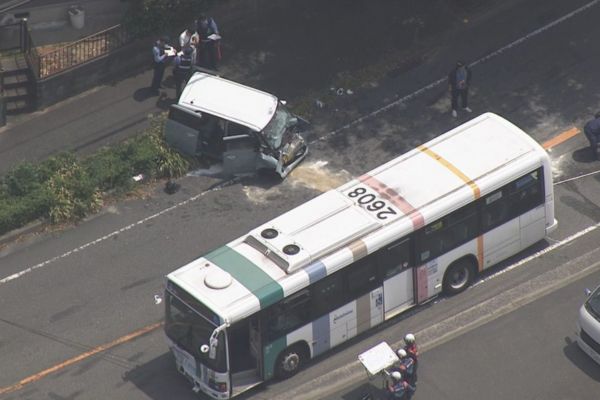 福岡県早良区でバスと乗用車の正面衝突！